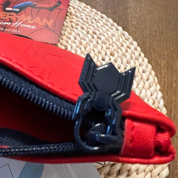 SPIDER-MAN UNITED AIRLINES FIRST CLASS LIMITED EDITION AMENITY KIT 2018-19 - Picture 11 of 13